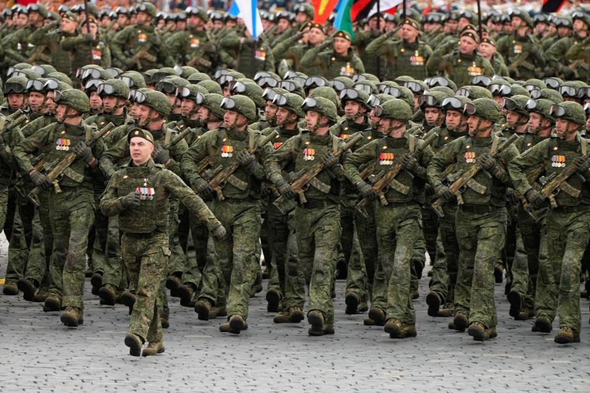 En el desfile han tomado parte soldados que han combatido en la guerra de Ucrania.