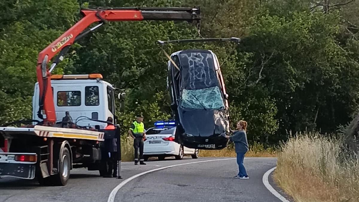 Una grúa rescató el coche de entre las silvas.