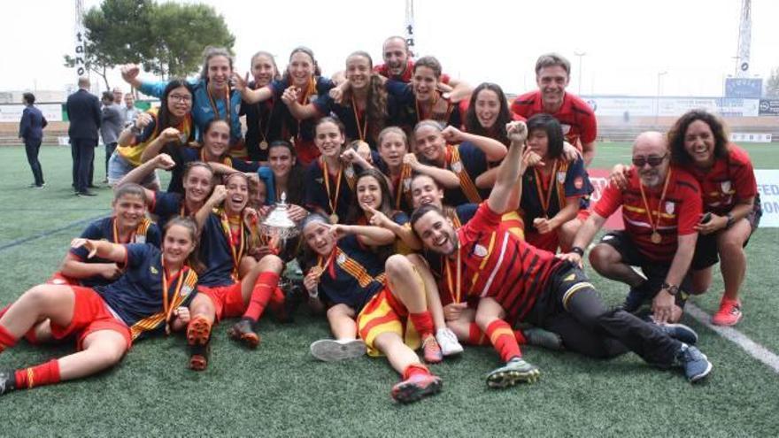 Les jugadores de la selecció catalana, entre elles Aroney Gonzalez, celebrant la consecució del títol