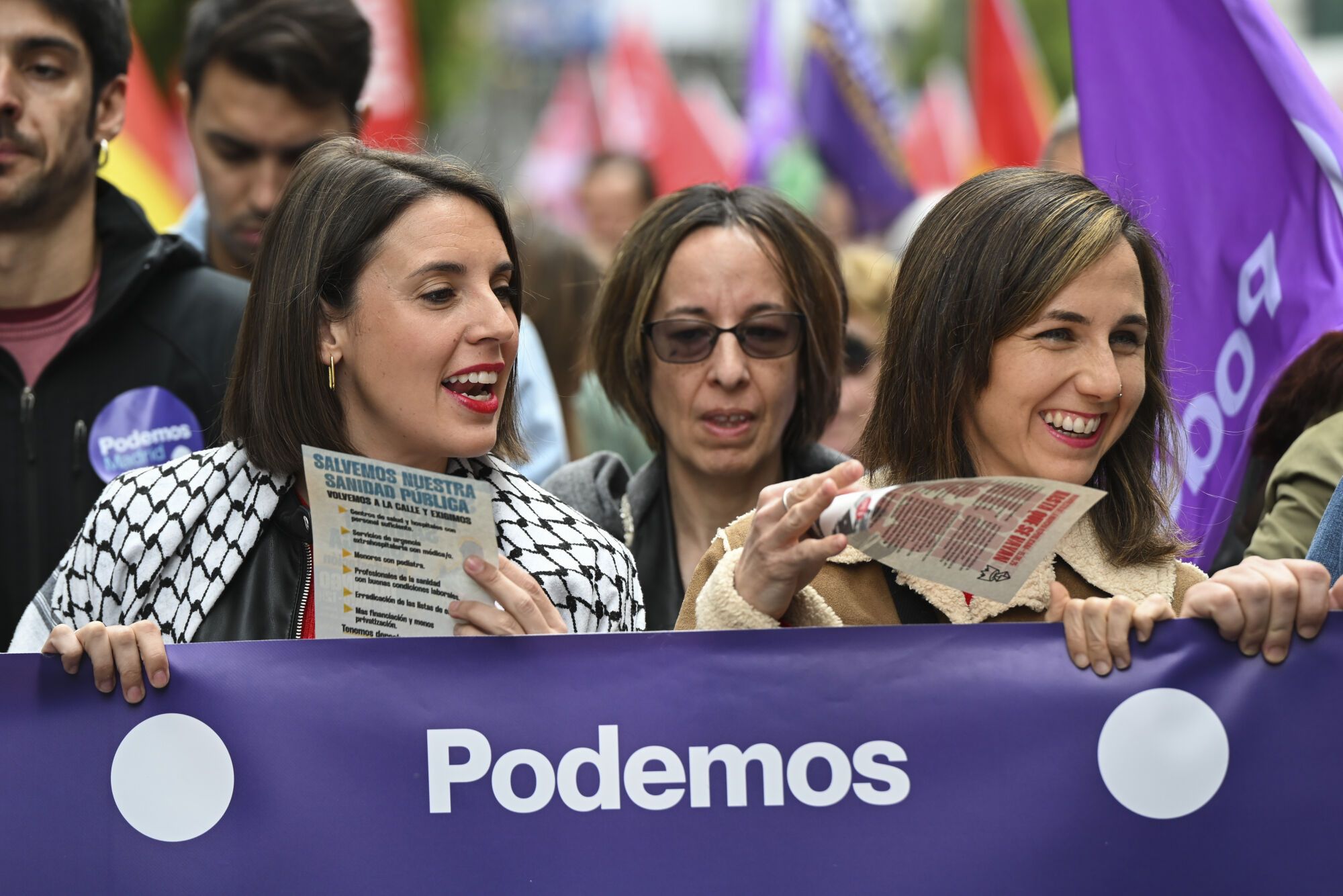 MADRID, 01/05/2025.-  La secretaria general de Podemos, Ione Belarra (d), y la secretaria política, Irene Montero (i), en la manifestación del Primero de Mayo este jueves en Madrid que este año lleva por lema "Proteger lo conquistado, ganar futuro". EFE/ Fernando Villar
