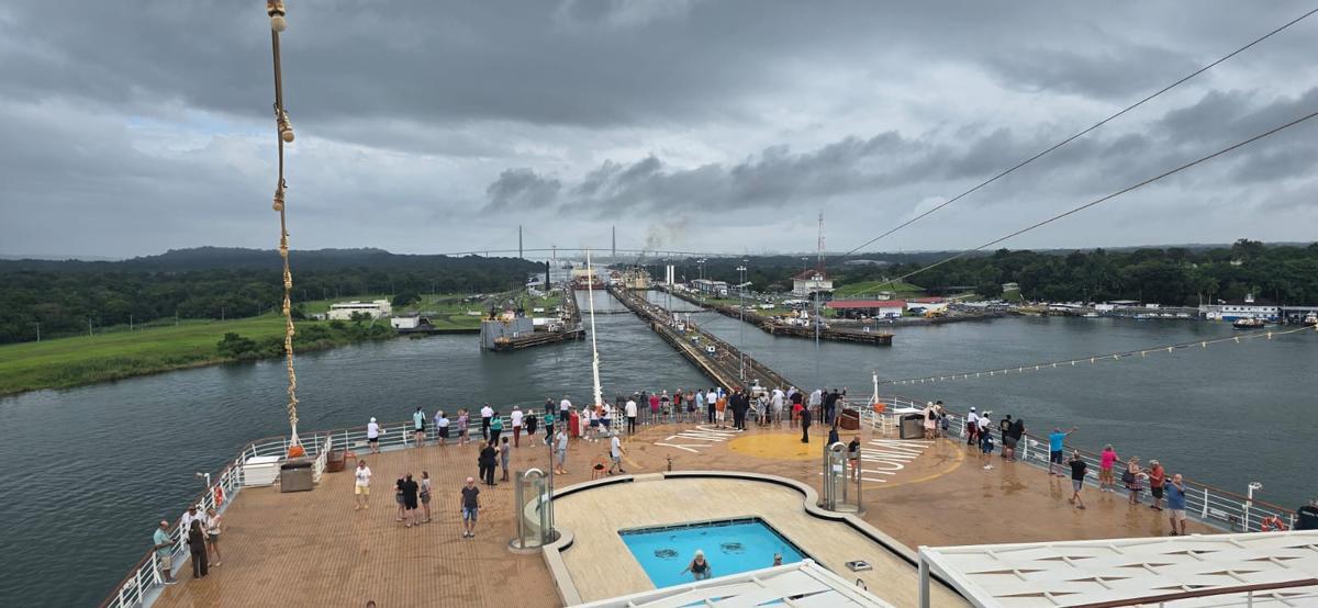 Paso por el canal de Panamá durante la ruta de Matie Pons.