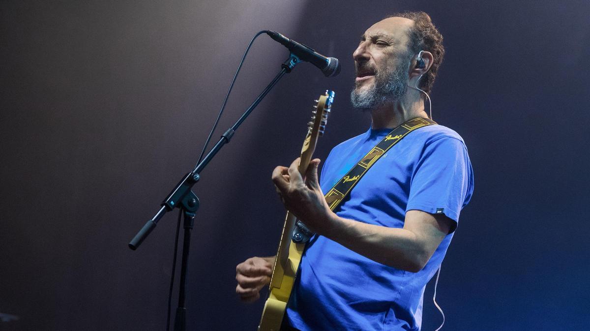 BARCELONA 09.10.2024 Jota durante el concierto de Los Planetas en la Sala Razzmatazz. FOTO FERRAN SENDRA