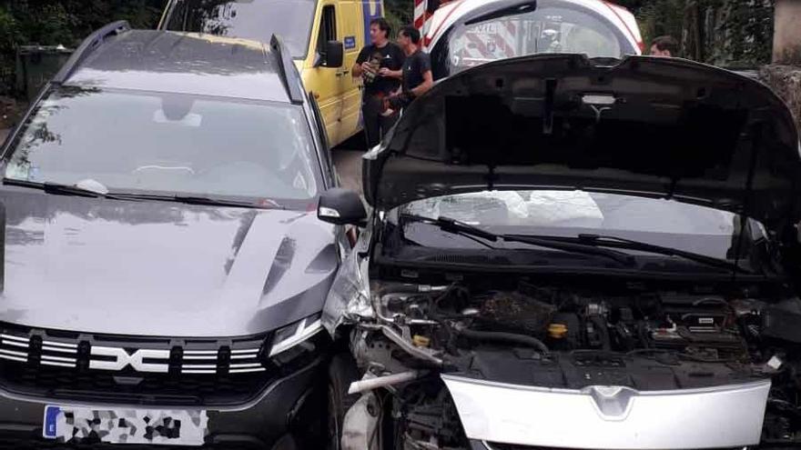 Herida una mujer al colisionar dos coches en Villaviciosa