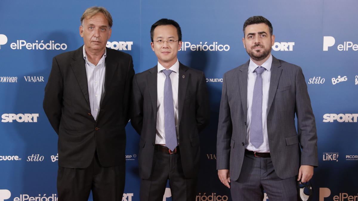 Diego Segura, responsable de marketing del diario Sport, junto a Yen Mao y Sergio Aguilar, representantes del RCE Espanyol.