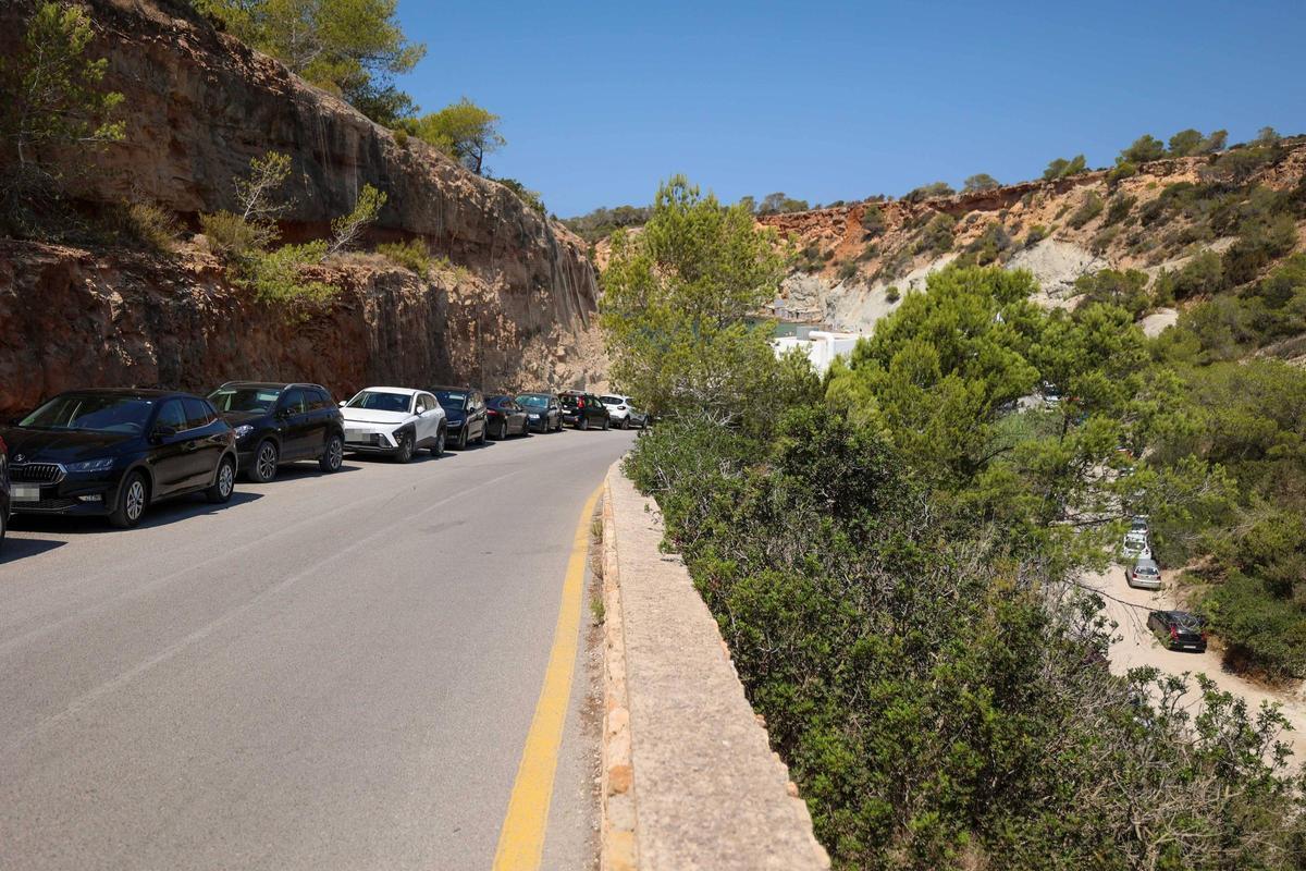 Descubre aquí todas las imágenes de la masificación en el aparcamiento de Cala d'Hort
