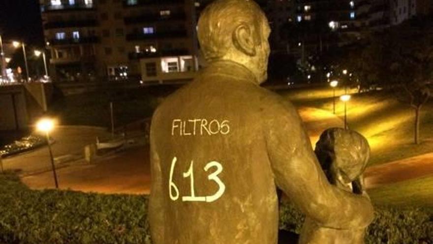 Pintadas en una de las estatuas del Parque Central.