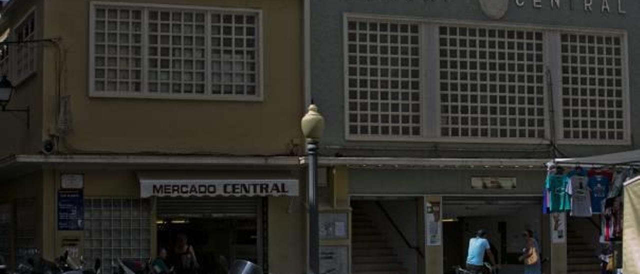 Vista parcial de una de las fachadas del Mercado Central de Elche.