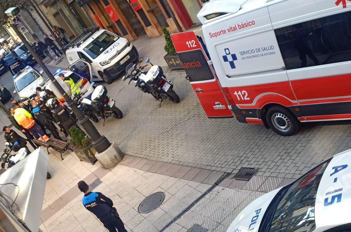 Agentes y sanitarios en el lugar tras el enfrentamiento.