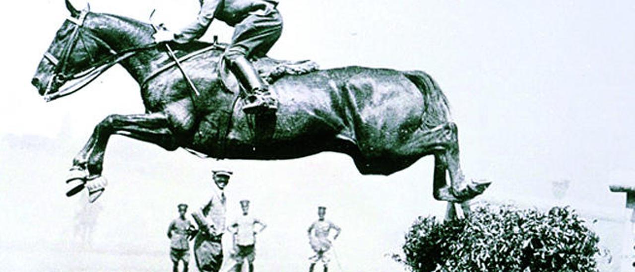 Nishi salta un obstáculo con &#039;Uranus&#039; durante un entrenamiento.