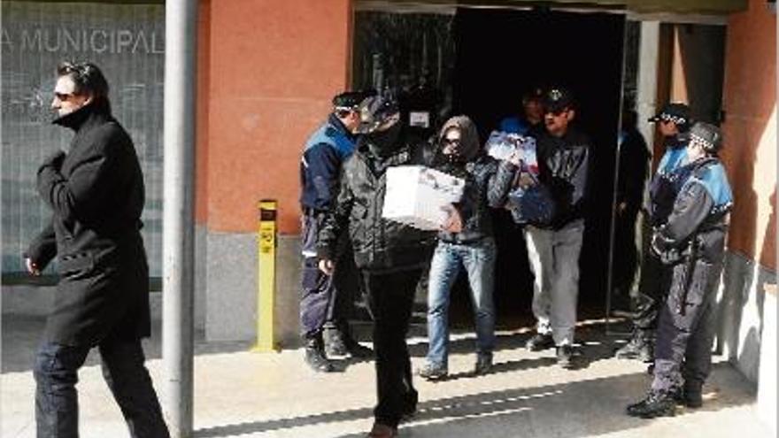 Agents de la Policia Tributària amb documentació de l&#039;Ajuntament de Sant Hilari el dia de la detenció de Fauria.