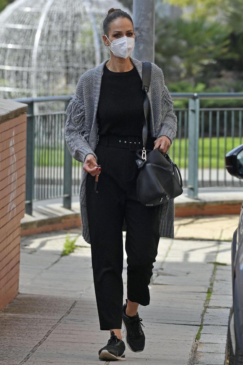 Eva González, con chaqueta gris