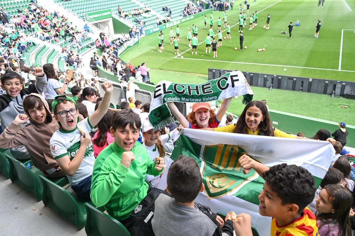 Niños y niñas del Elche disfrutan de su equipo durante un entrenamiento a puerta abierta.