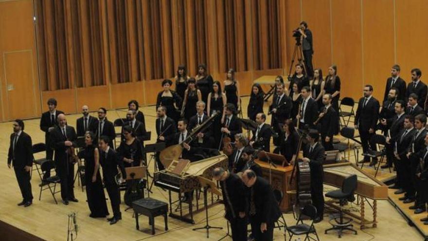 El maestro Aarón Zapico, a la izquierda, con los solistas, &quot;Forma Antiqva&quot; y el coro &quot;El León de Oro&quot; saludan al público.