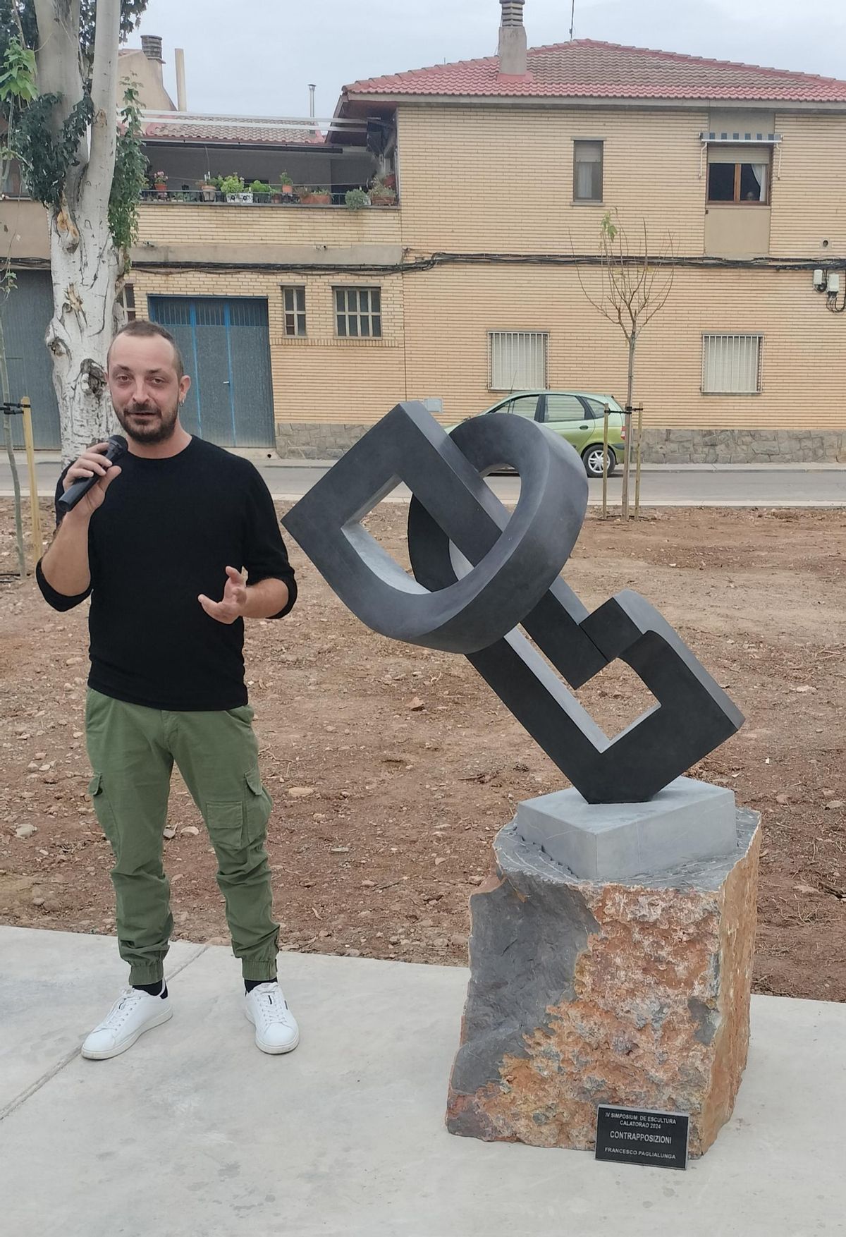 Francesco Paglialunga con su obra, Mención Especial del Jurado.