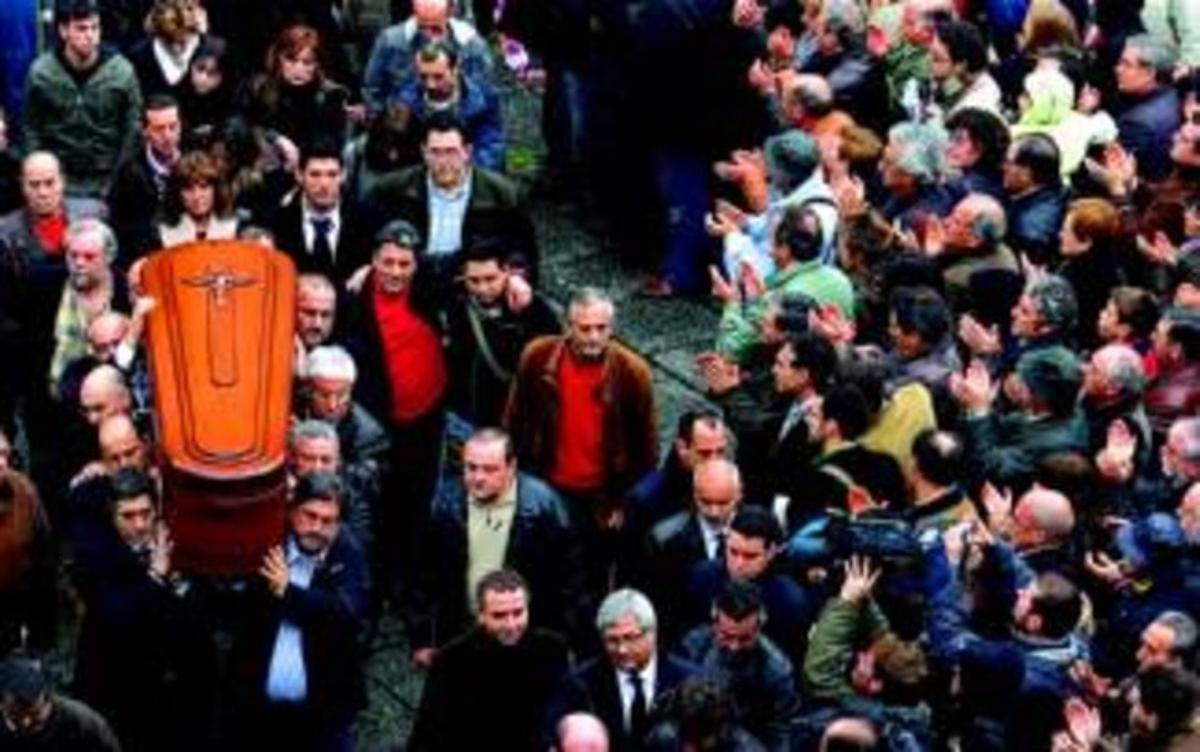 Vecinos de Arrasate, ayer, aplauden al paso de féretro con los restos mortales de Isaías Carrasco, que es portado por compañeros y amigos.