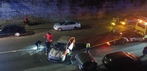 Así quedó el coche tras colisionar con otro que estaba estacionado en Chapela.