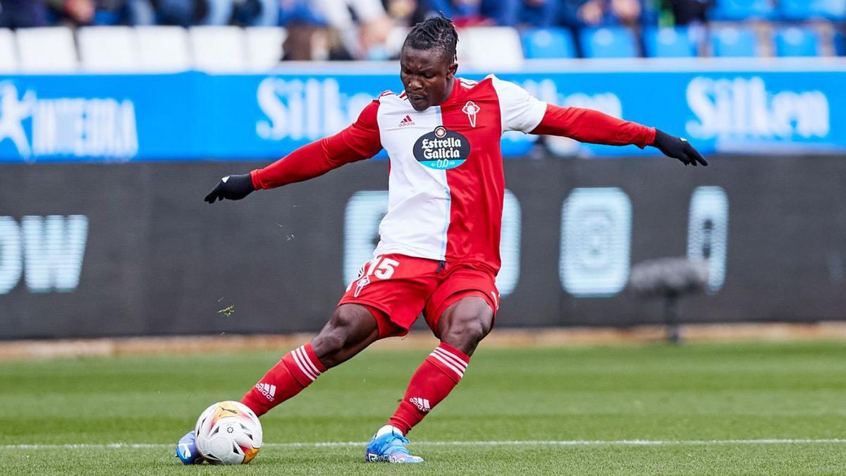 Joseph Aidoo despeja un balón durante la última visita del Celta a Mendizorroza.