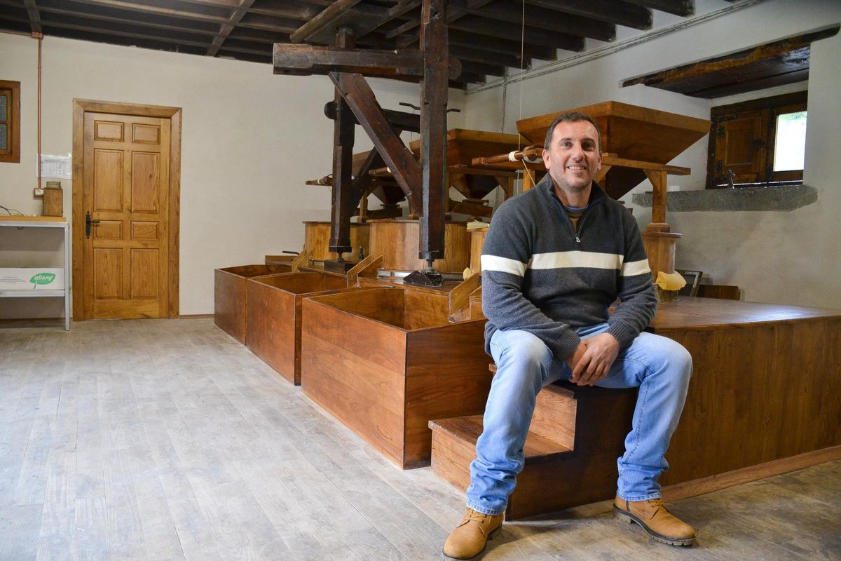 David Menéndez, en el interior del molino.