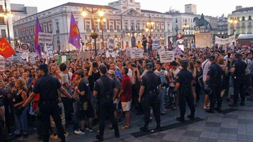 Un cordón policial vigila la manifestación laica en la Puerta del Sol, en Madrid. . / la opinión
