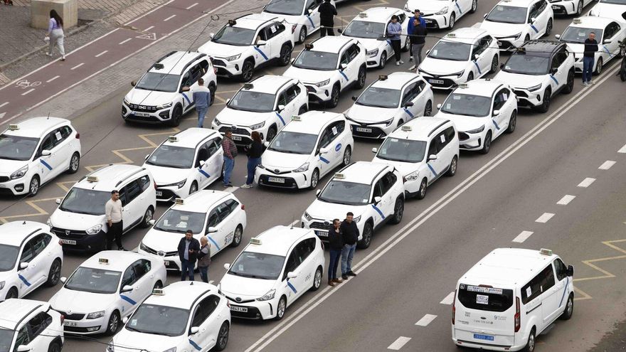 La protesta de los taxistas malagueños por los &quot;abusos&quot; de las aseguradoras, en fotos
