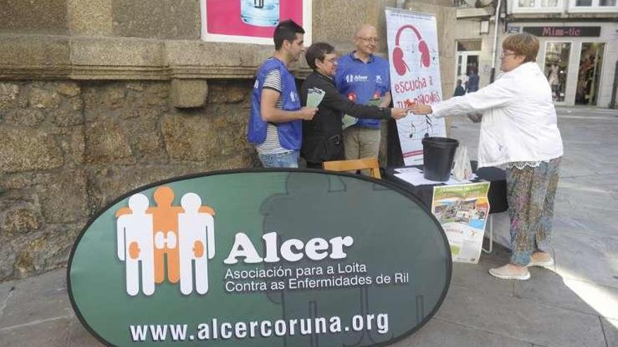 Voluntarios de Alcer, ayer, en A Coruña.