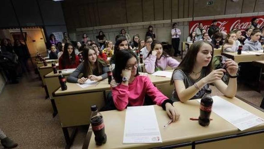 Participantes en el concurso de relatos, ayer.