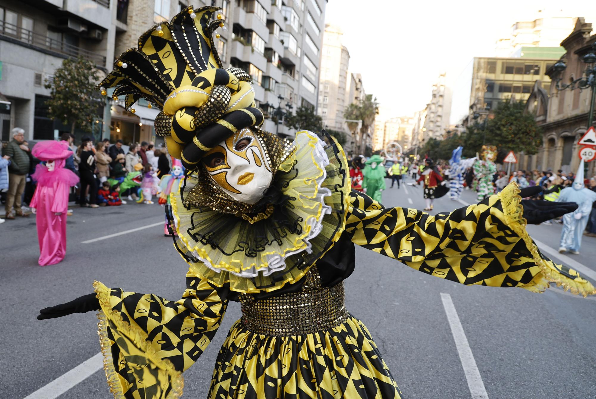 Máscaras, plumas y mucho brillo para disfrutar del fantástico mundo del entroido