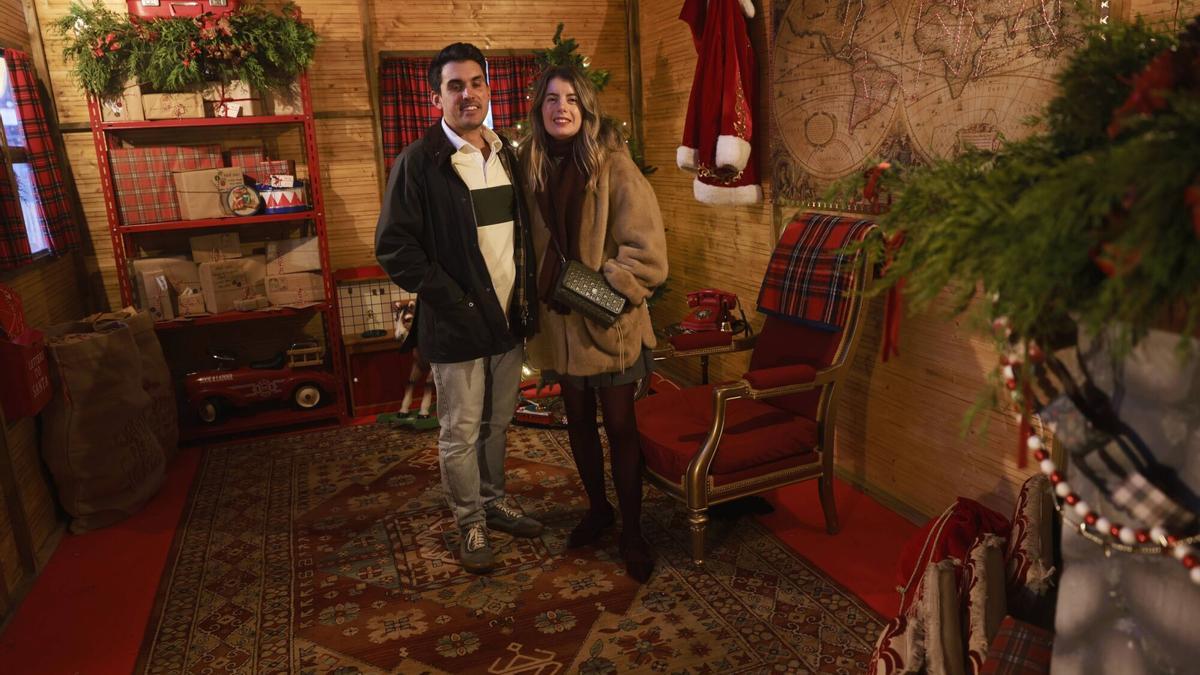 Miguel Mulero y Carla García, en el interior de la casa de Papá Noel de Avilés