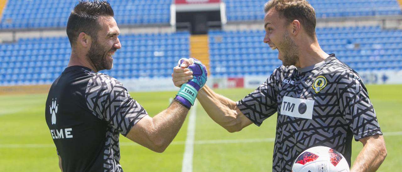 Ismael Falcón y Pablo Íñiguez, en el césped del Rico Pérez donde hoy serán protagonistas