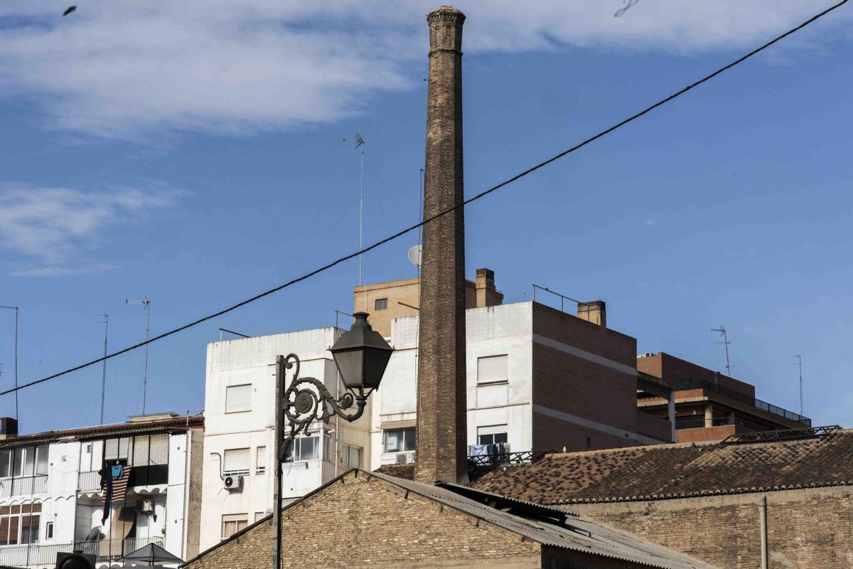 Ubicada en la calle Noguera, se trata  de  una  chimenea  aislada,  resto  de  un  antiguo  edificio  industrial,  construido  -  porque  se  desprende  de  la  tipología  de  la  chimenea,  de  base  rectangular  y  fuste  octogonal  de  ladrillo  cocido-  en  la  década  1920-1930.