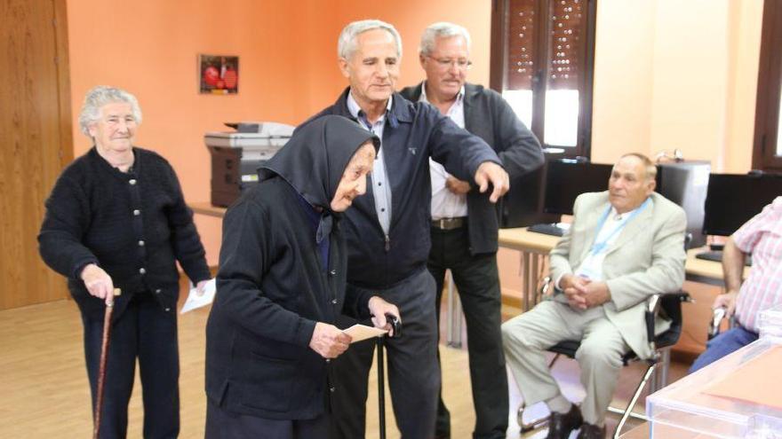 Pascuala Bermúdez, de 105 años, vota en Trabazos