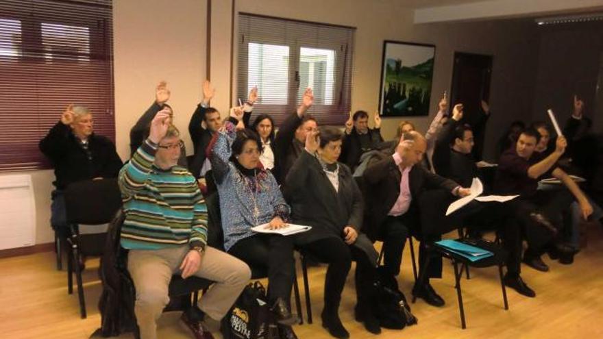 Asistentes al Pleno de la mancomunidad, ayer, votando, en Cangas de Onís.