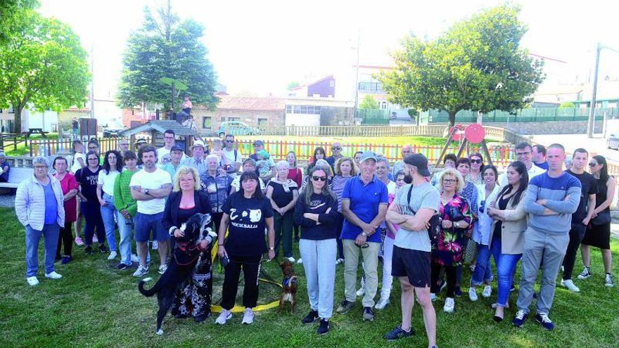 Numerosos vecinos se concentraron ayer en el parque de Trabanca Badiña para solicitar medidas contra el “trapicheo”. |   // NOÉ PARGA
