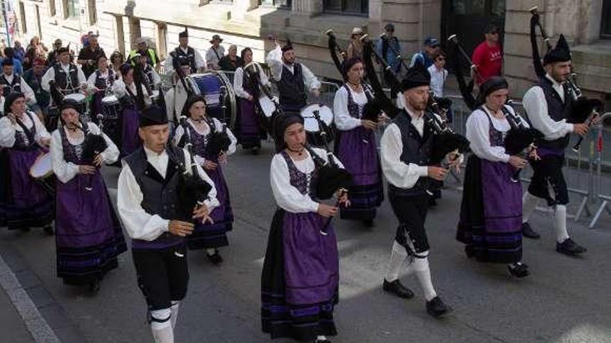 La Banda de Gaitas &quot;El Gumial&quot;, por las calles de Lorient.