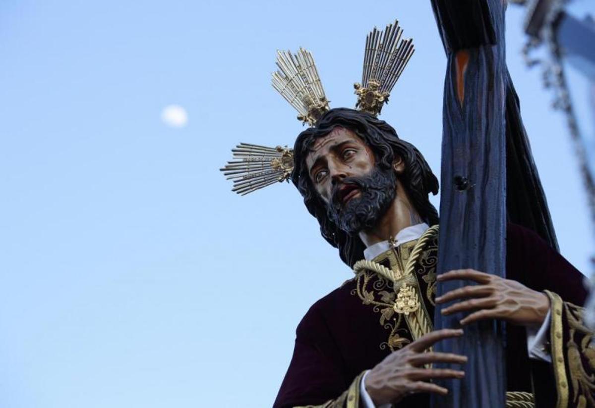Lunes Santo primaveral para albergar una simbiosis de marchas y silencio