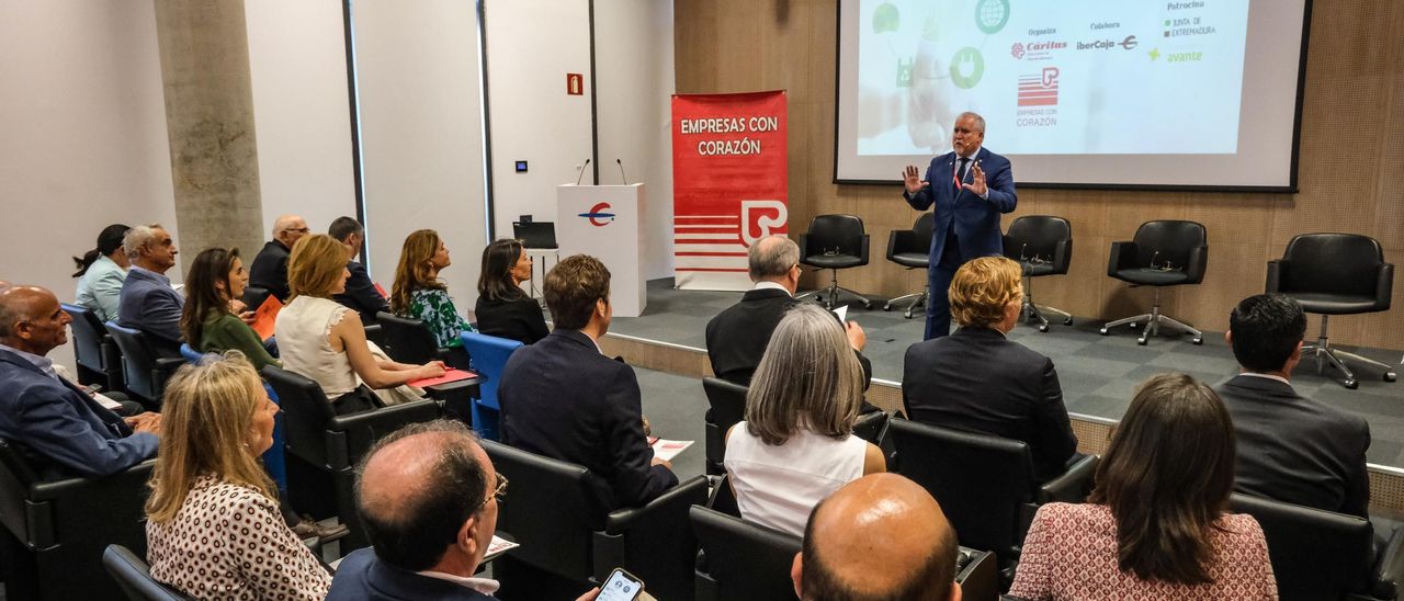 Jaime Ruiz Peña dirigió el acto que reunió a empresas colaboradoras de Cáritas.