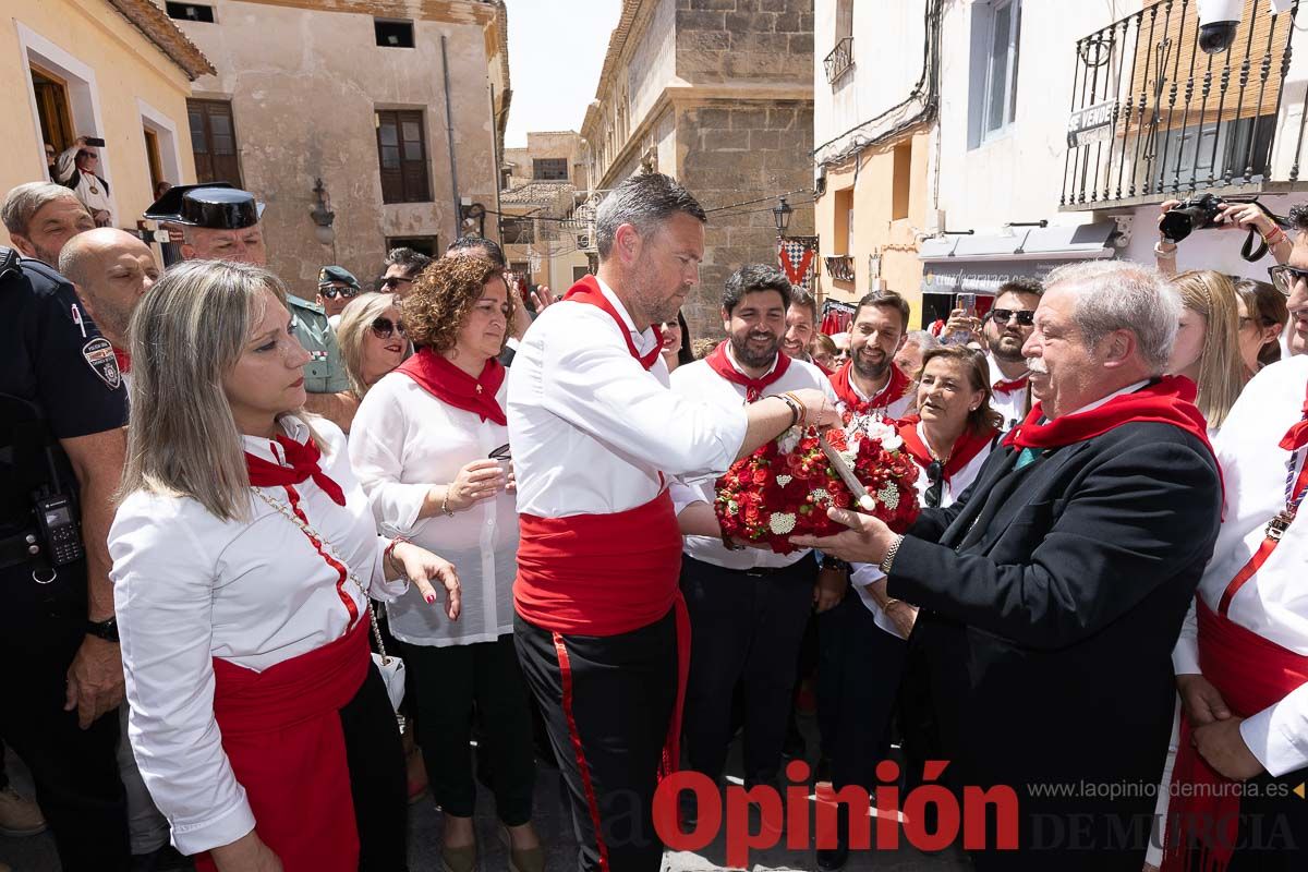 Bandeja de flores y ritual de la bendición del vino en las Fiestas de Caravaca