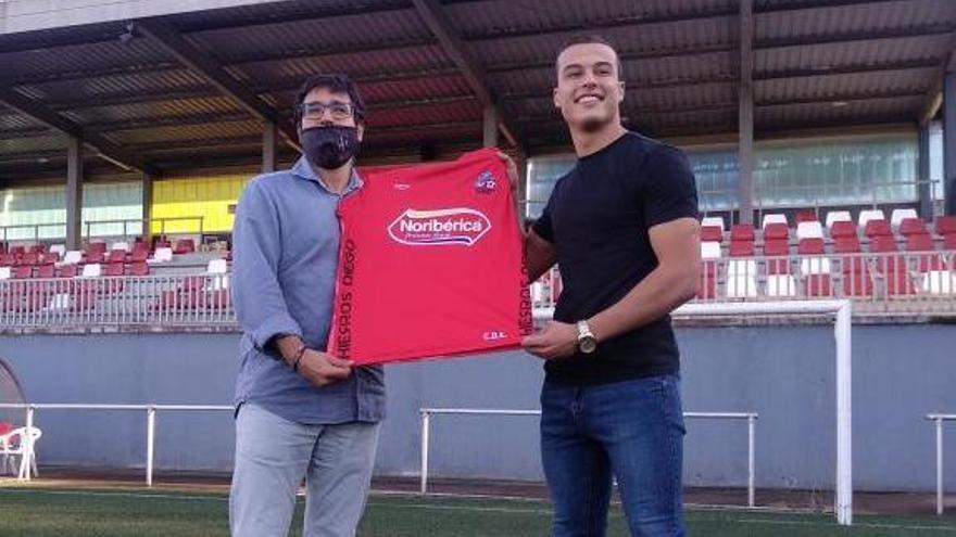 Manuel García y Edu Taboada, ayer, en el Estadio Municipal de A Estrada. |  // L.D.