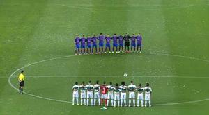 Els jugadors de l’Elx i del Llevant fan un minut de silenci, en el partit d’aquest divendres, per homenatjar Tito Vilanova.