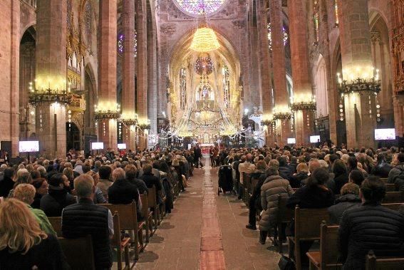 Zur deutschsprachigen Christvesper in der Kathedrale kamen am Samstag (24.12.) wieder zahlreiche Residenten und Urlauber. Die Predigt hielt in diesem Jahr Pfarrerin Heike Stijohann.