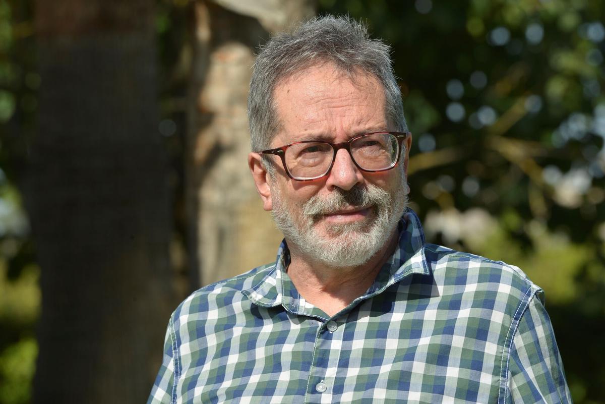 GRAF9080. SEVILLA, 09/10/2021.- El escritor César Aira posa como galardonado del Prix Formentor en Sevilla. El Premio Formentor de las Letras, que se entregaba anualmente durante las Conversaciones Literarias de Formentor (Pollença, Mallorca), inicia este año una nueva etapa y recupera la itinerancia de su primera época y su título original, el Prix Formentor. EFE/ Cati Cladera