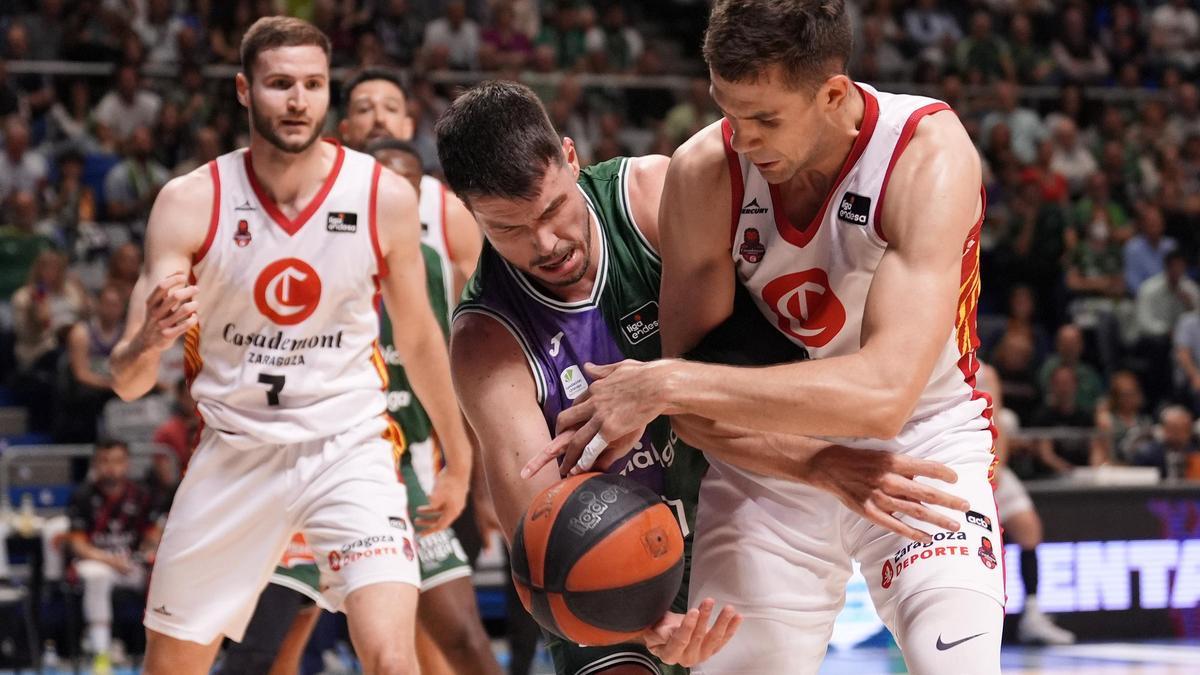 Barreiro y Sulejmanovic pelean por el balón.