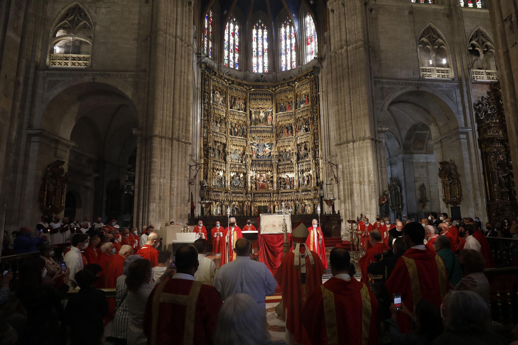 Sancta normalidad: la Catedral de Oviedo cierra el Jubileo con una misa multitudinaria