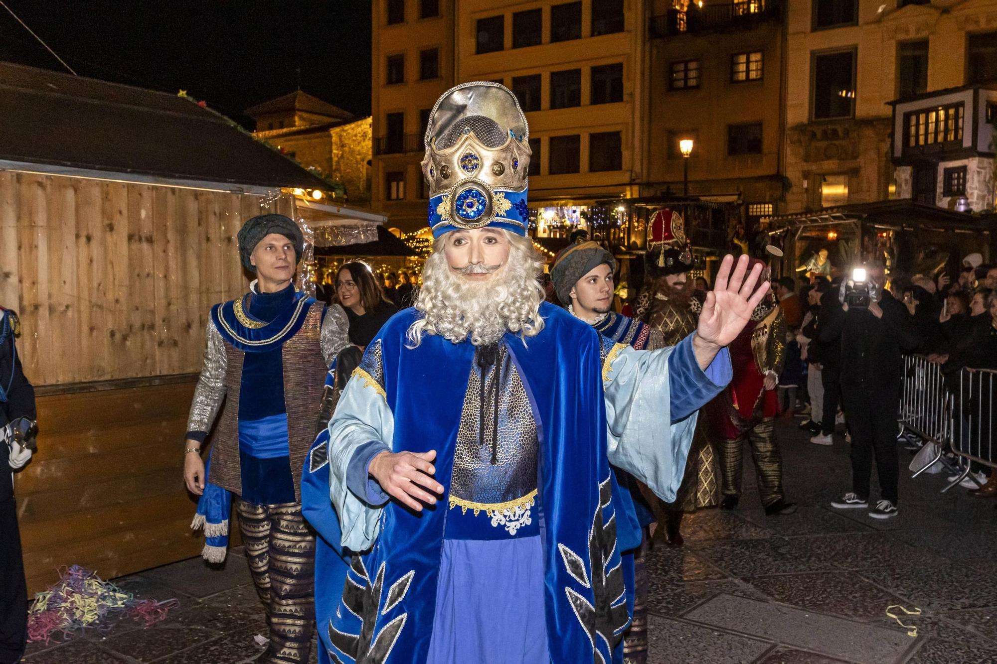 EN IMÁGENES: La cabalgata de los Reyes Magos en Oviedo