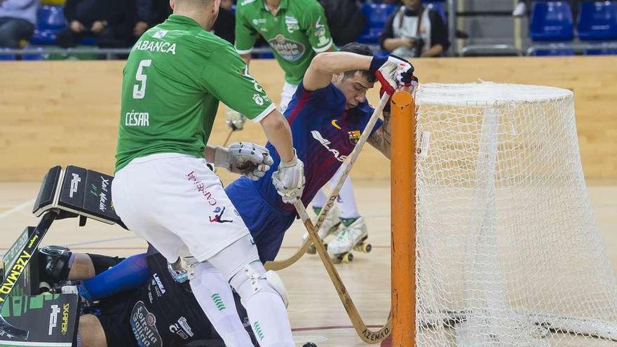 Lucas Ordóñez cae ante Xavi Malián y César Carballeira en el partido entre el Liceo y el Barcelona disputado ayer en el Palau Blaugrana.