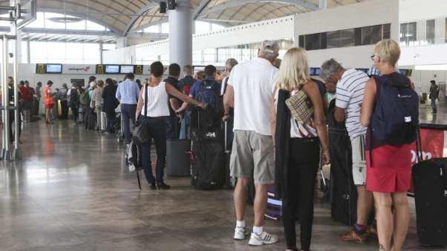 Pasajeros facturando equipajes en el aeropuerto.