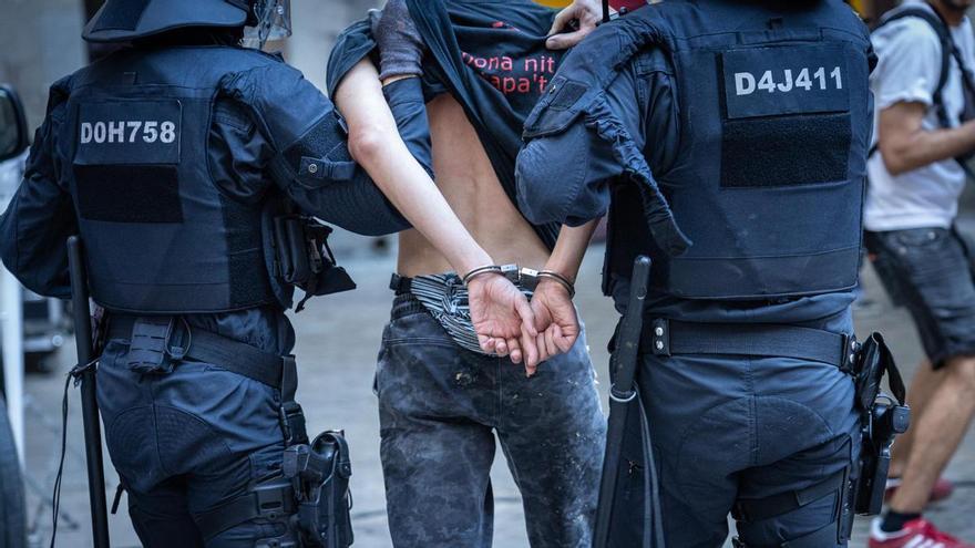 Tres detinguts i set investigats per desordres públics en els aldarulls de l'independentisme al Fossar de les Moreres