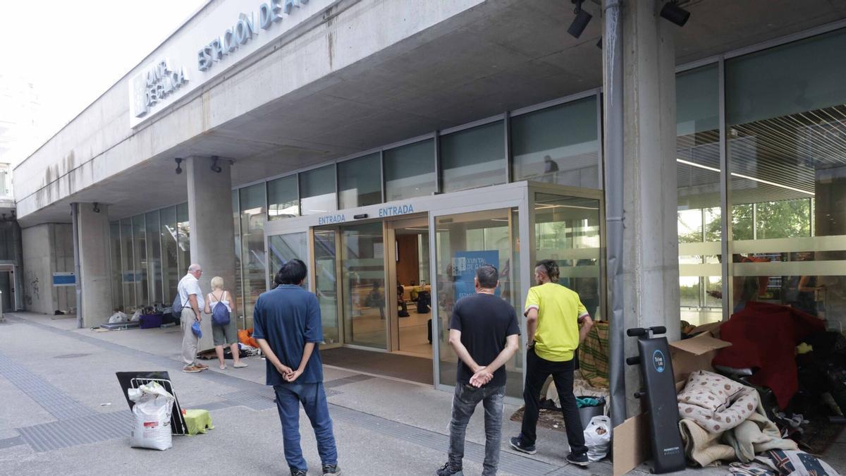 Acceso a la nueva estación de bus, con personas sintecho que pernoctan allí.