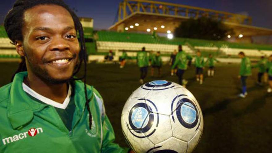 Levi Marengo posa con un balón, ayer, en San Vicente.