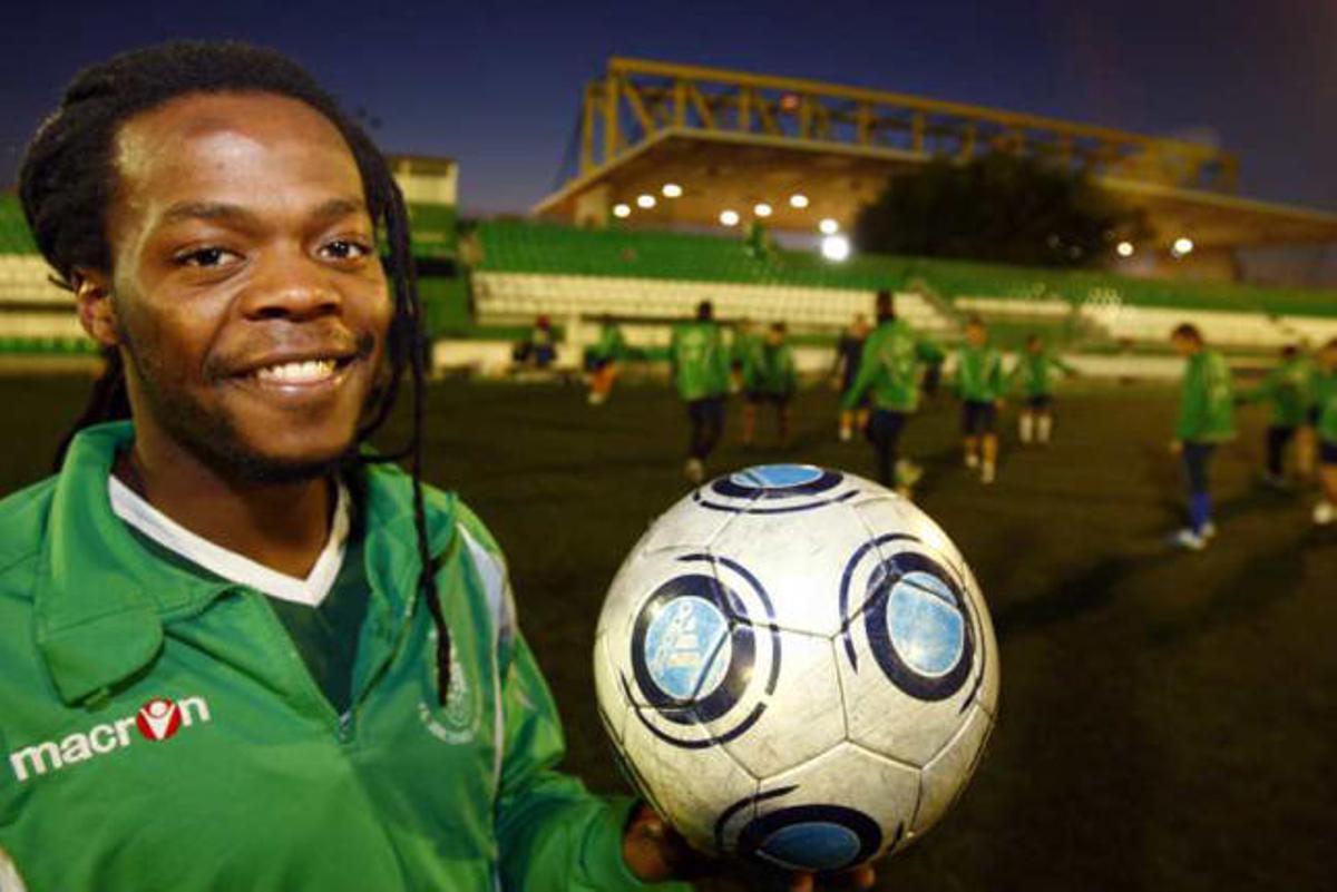 Levi Marengo posa con un balón, ayer, en San Vicente.
